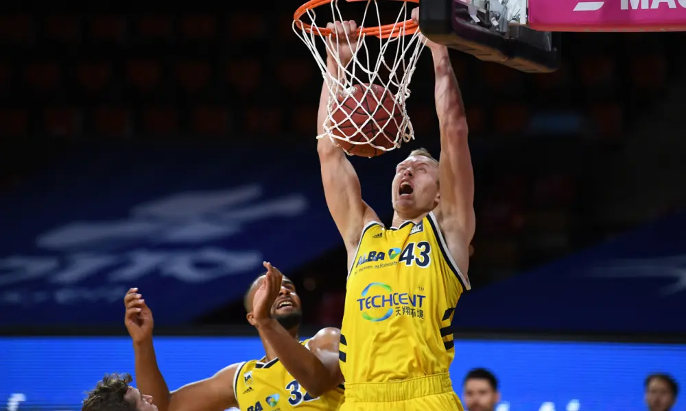 Alba Luke Sikma dunk